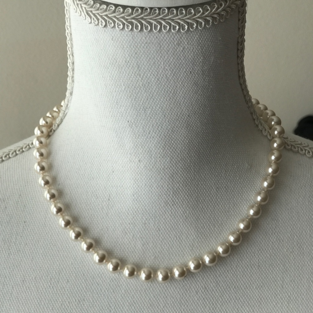 VintAge pearl like bead necklace
